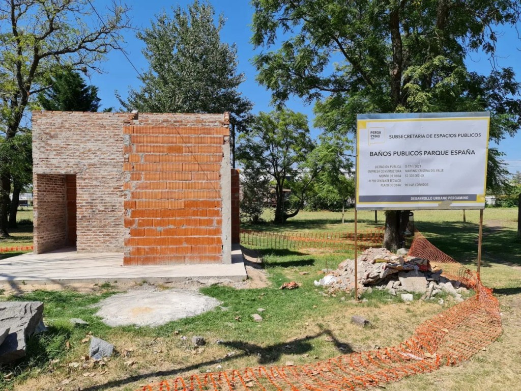 Se están construyendo Baños Públicos en Parque España   