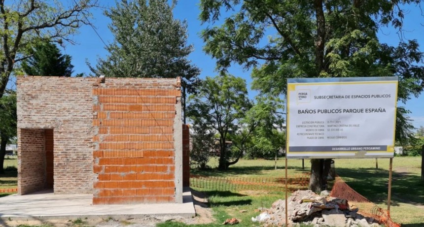 Se están construyendo Baños Públicos en Parque España   