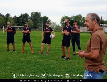 Douglas sigue trabajando y sumando refuerzos