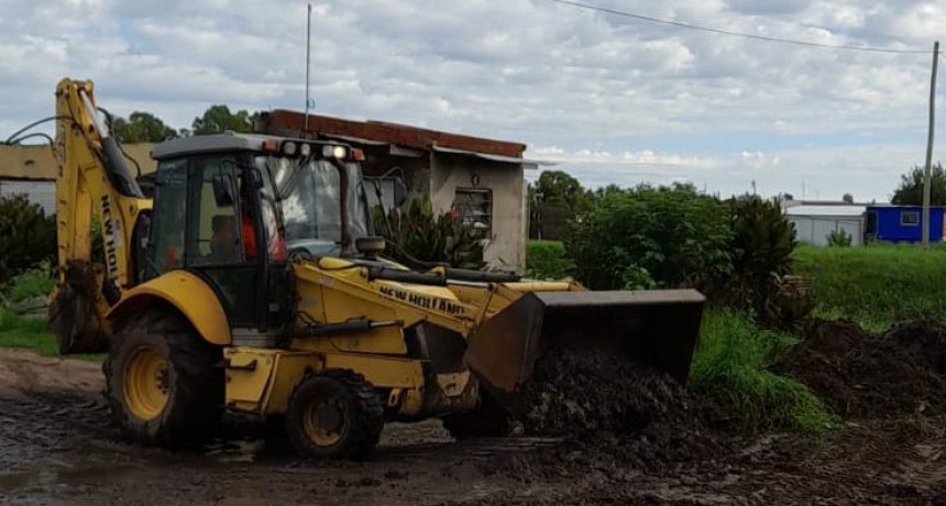 Limpieza de desagües pluviales en el Barrio 9 de Julio