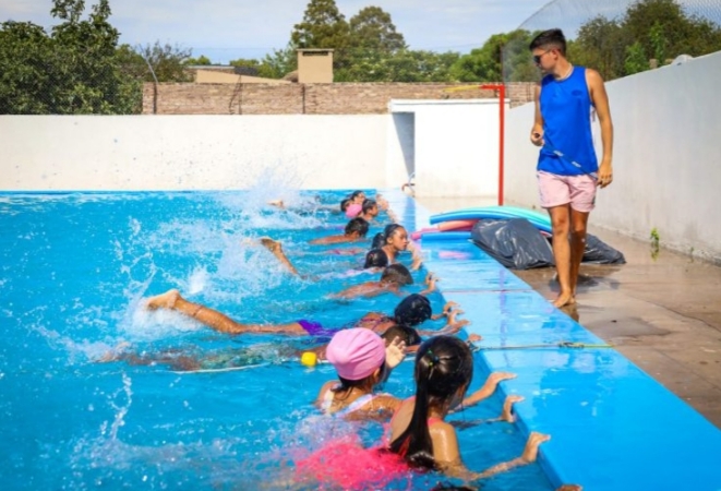 Verano en los CDC: los chicos de los pueblos también aprenden a nadar