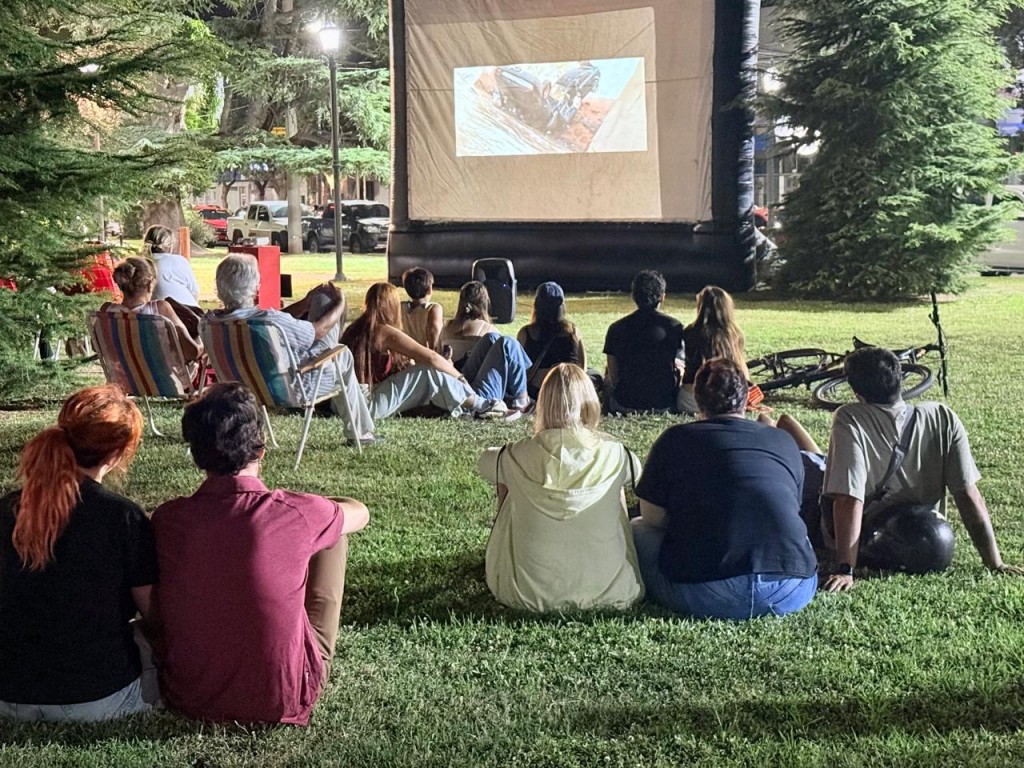 Gran convocatoria en la primera función de “Cine bajo las estrellas”