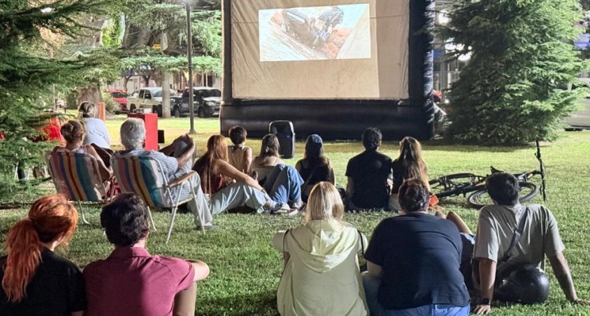 Gran convocatoria en la primera función de “Cine bajo las estrellas”