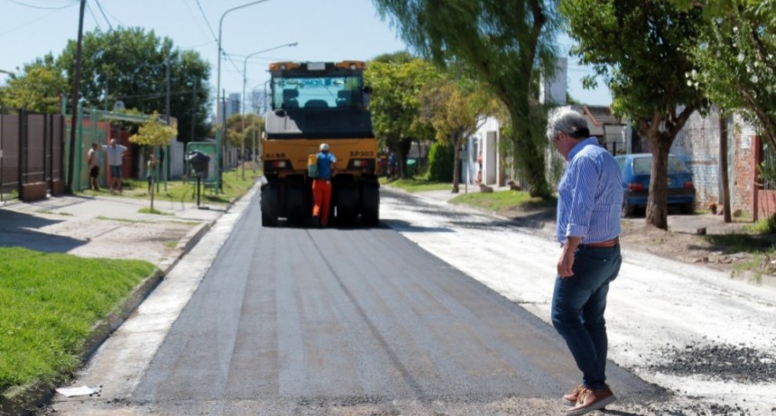 Martínez recorrió la obra de pavimento en el Barrio San Vicente de Paúl
