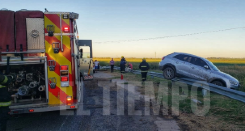 Despistó un automóvil y terminó arriba del guardarrail en la curva de Gerde