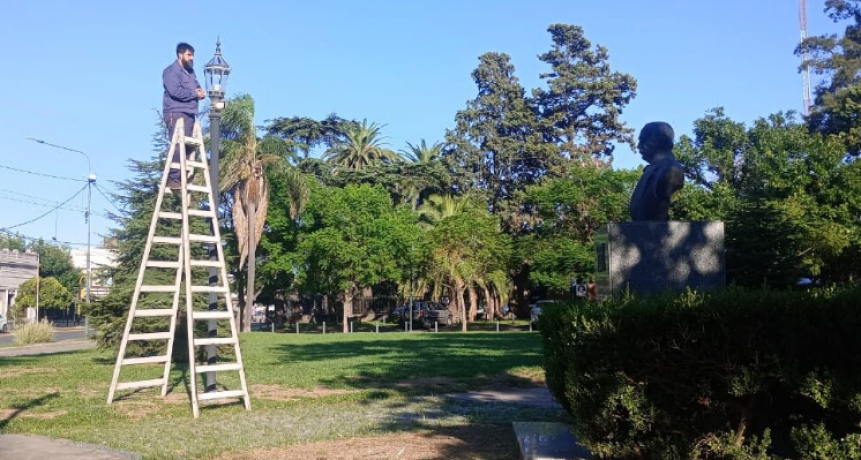 Trabajos de recambio y reparación en las farolas coloniales de 3 plazas