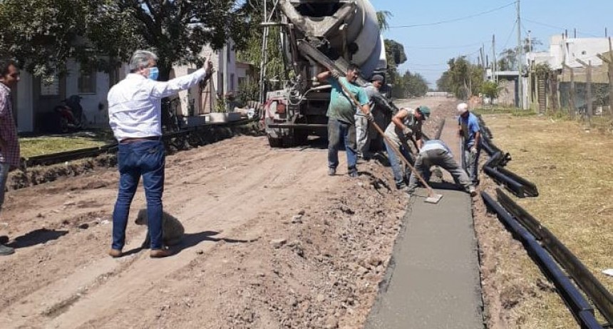El Intendente recorrió obras de cordón cuneta que se están ejecutando en los barrios