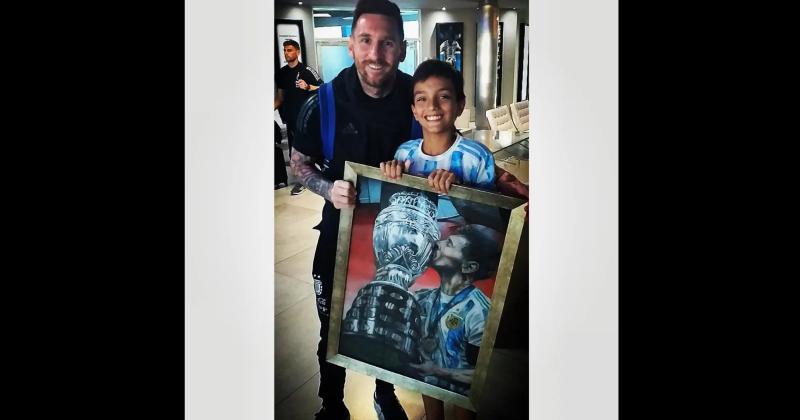 Juani Méndez conoció a Leonel Messi y le entregó una gran obra artística