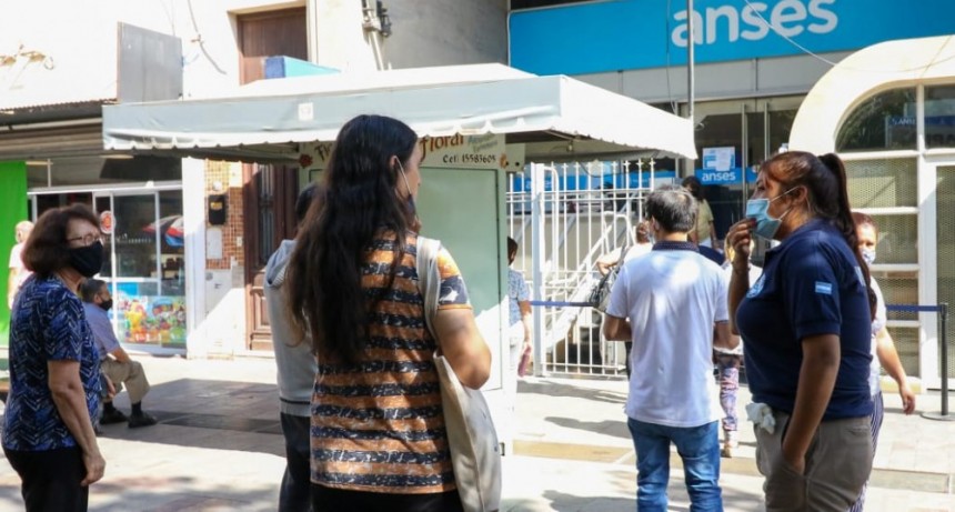 Personal en las calles para reforzar los cuidados