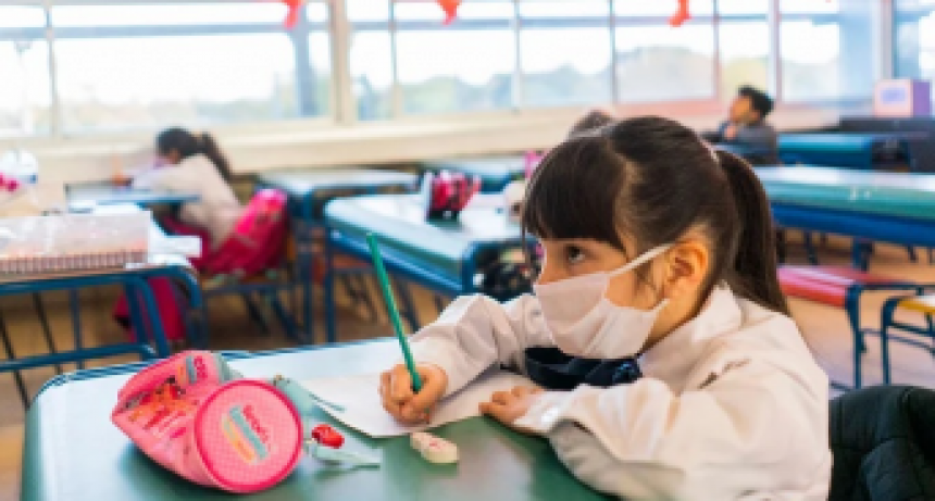 Desde hoy será optativo el uso de barbijos en escuelas y lugares de trabajo de la provincia de Buenos Aires