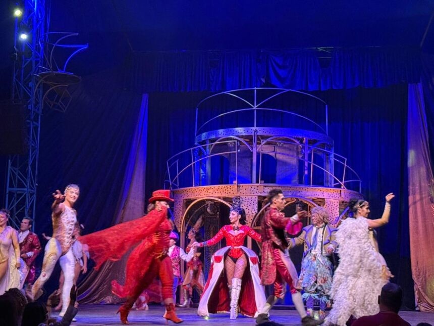 Adultos mayores disfrutaron de una emotiva salida gratuita al Cirque XXI