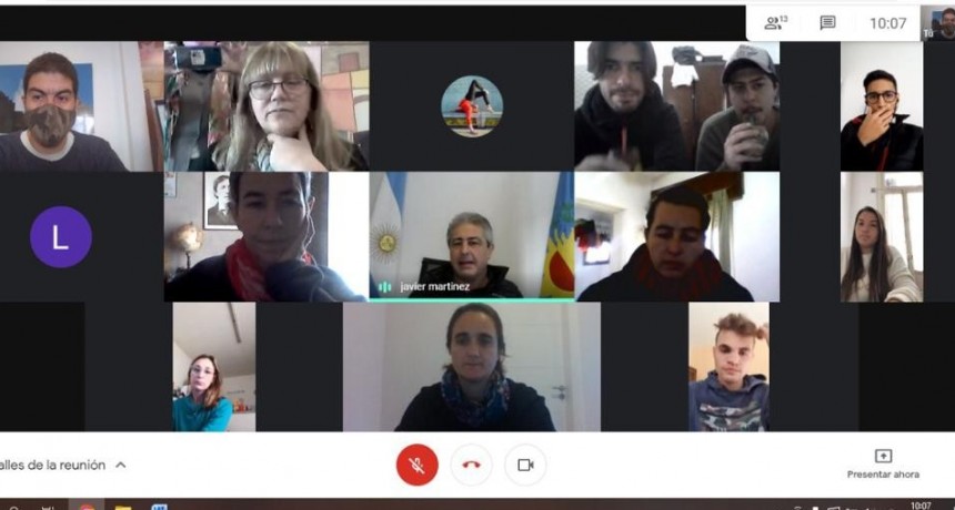 Javier Martínez se reunió con los beneficiarios de las Becas Artísticas y los felicitó por su iniciativa