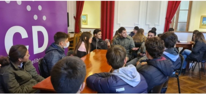 Los jóvenes del Parlamento Estudiantil se reunieron para empezar a trabajar en proyectos para la ciudad