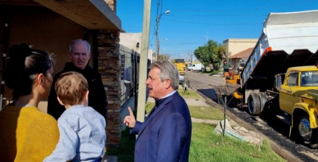 Martínez recorrió las primeras cuadras pavimentadas del Plan 2022