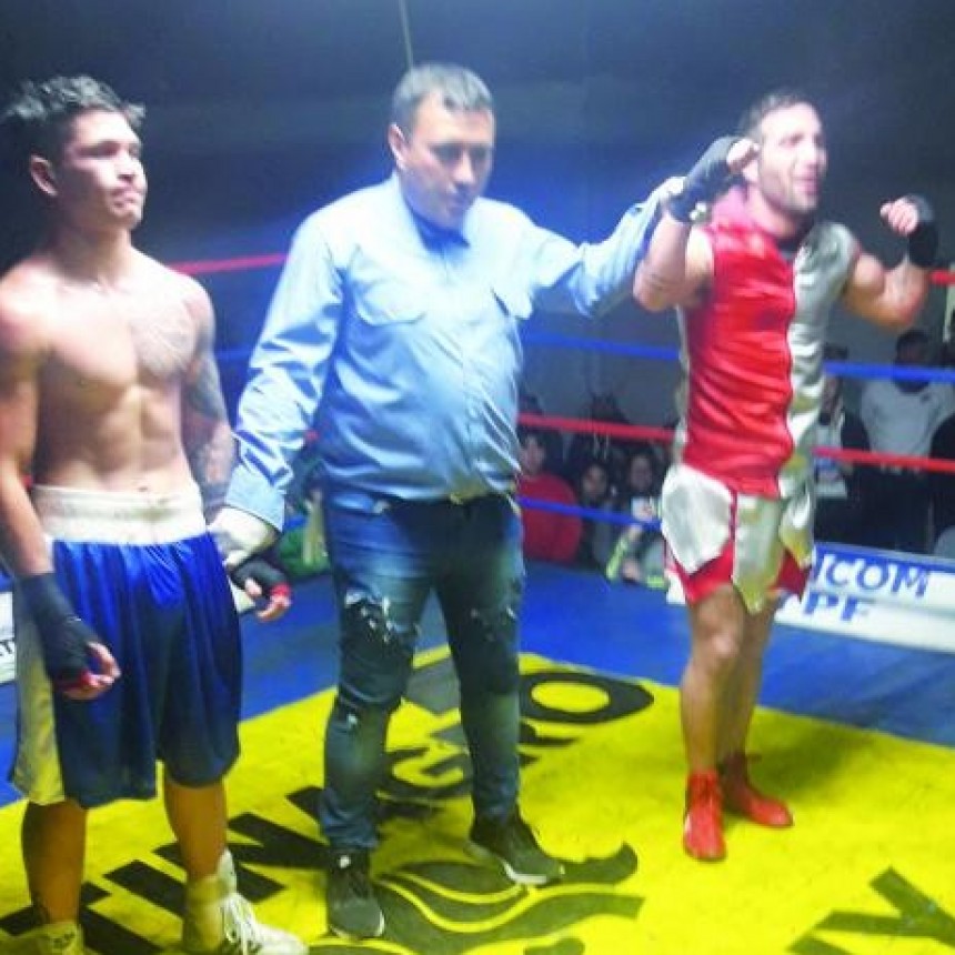 Buen festival de boxeo amateur en Compañía