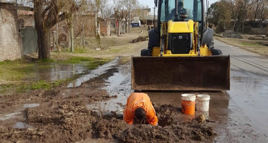 Arreglos de caños de agua en distintos barrios de la ciudad