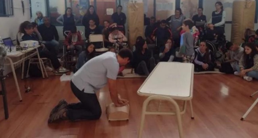 Salud brindó una jornada de RCP en la Escuela Especial 503