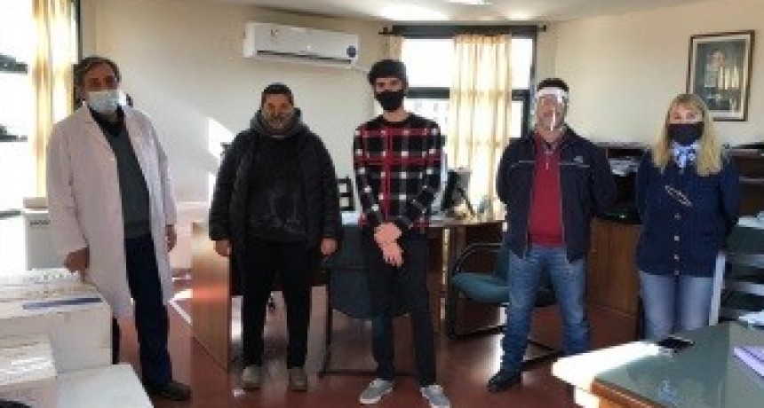 Estudiantes del Secundario entregaron ropa y juguetes al sector de pediatría del Hospital