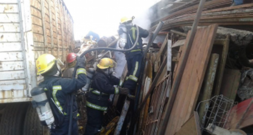 Bomberos extinguieron incendio en un depósito