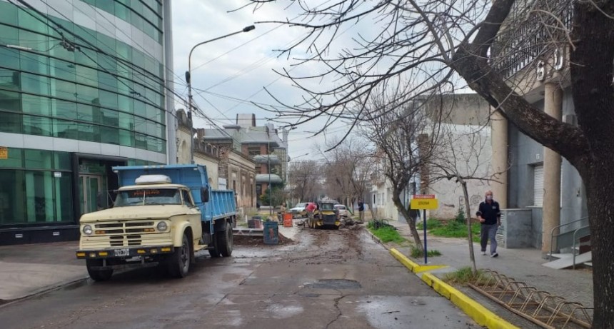 Continúa la obra de bacheo de calle Pueyrredón y estará cortado el tránsito por dos días más