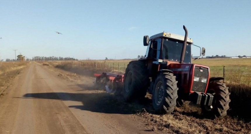 Trabajos de mantenimiento en los caminos de Urquiza