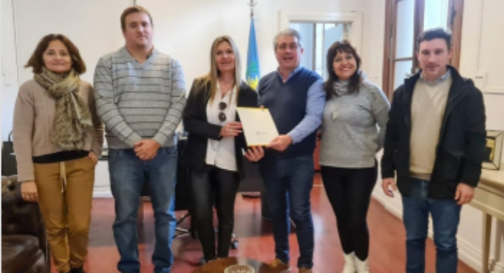 La Municipalidad le entregó 66 millones de pesos al Consejo Escolar