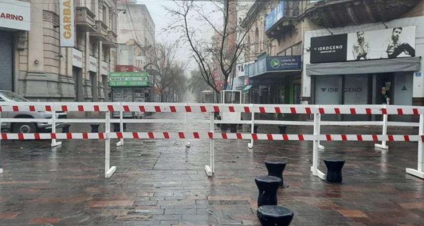 Calzada reducida por arreglos en los cruces de la peatonal con Mitre y Pueyrredón