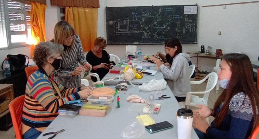 Cursos de albañilería, computación, electricidad, bijouterie y porcelana fría