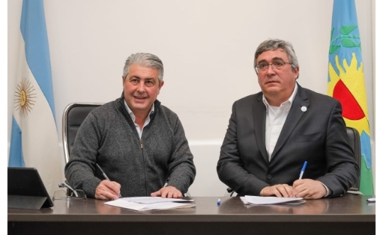 El Intendente firmó un convenio para mejorar los caminos rurales