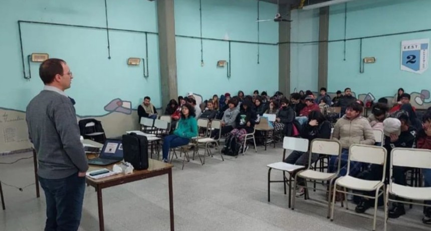 Capacitación sobre seguridad eléctrica en el Escuela N°2