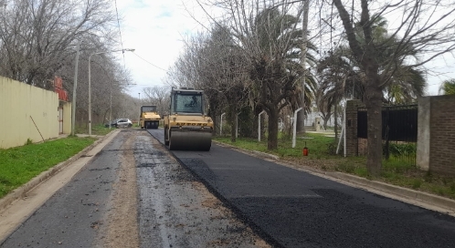Continúan los trabajos de bacheo y pavimentación en los Barrios Acevedo y Viajantes