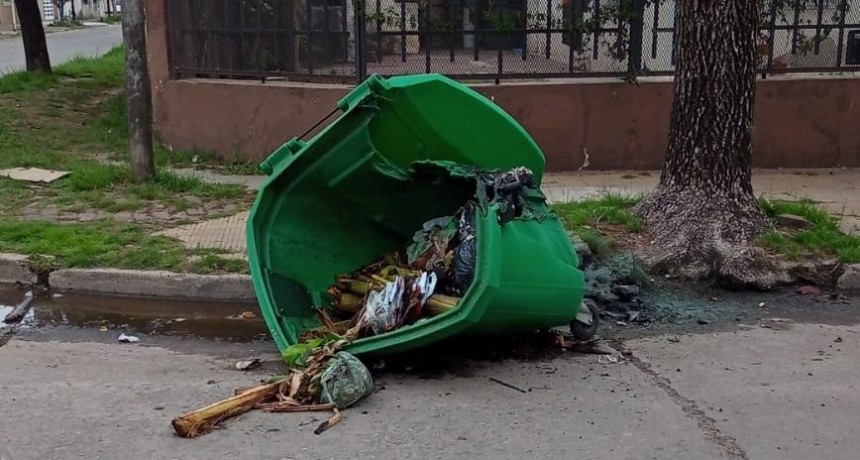 Se reportó un nuevo acto de vandalismo sobre un contenedor de residuos