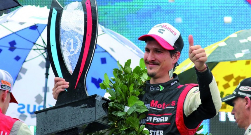 Alfonso Domench ganó bajo la lluvia y da pelea en el campeonato 