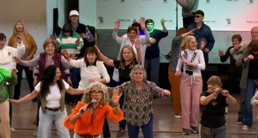 M&aacute;s de 300 adultos mayores disfrutaron a pura m&uacute;sica, baile y humor
