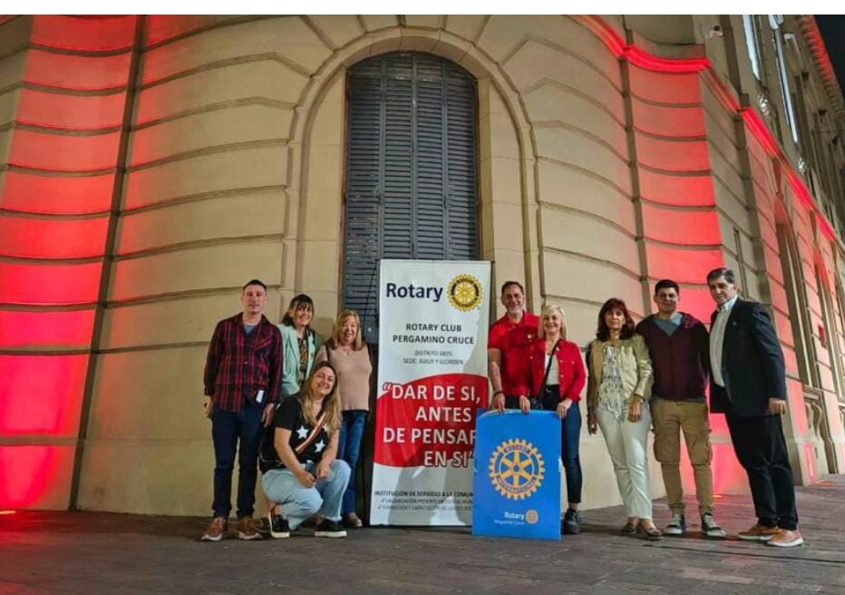 La Municipalidad se iluminó de rojo en el marco de la Lucha contra la Poliomielitis Pergamino al Día